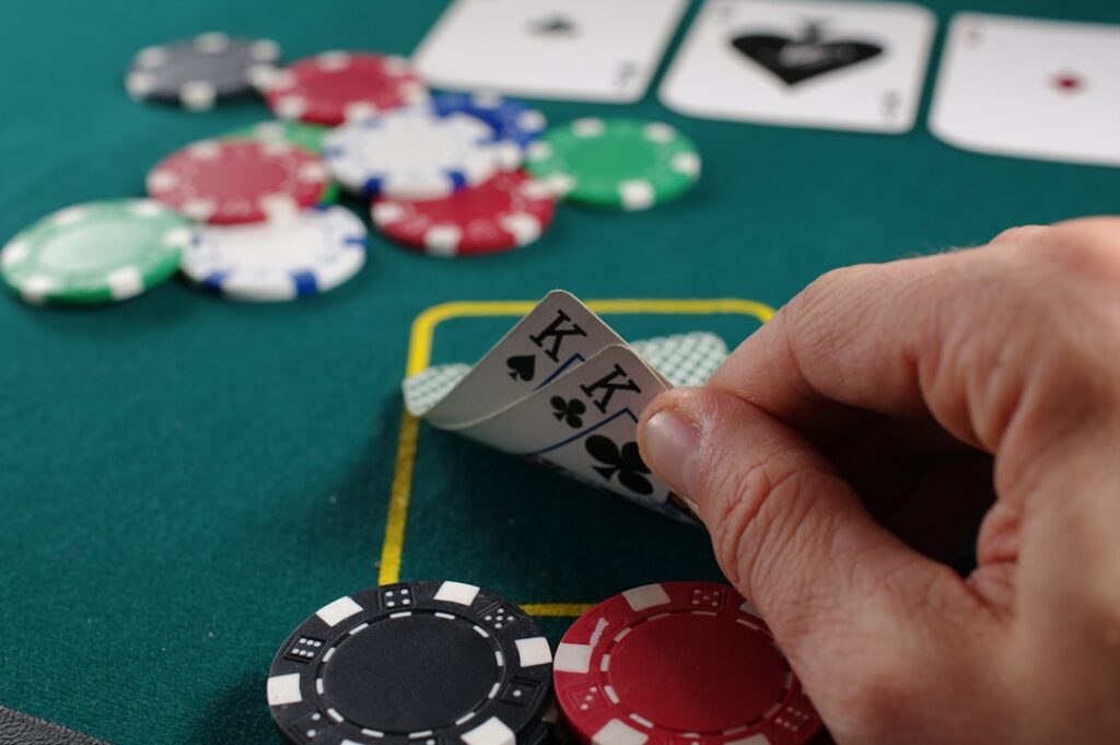 Double Bonus Poker Strategy: 10/7 Pay Tables, Quad Payouts, RTP and Bankroll Risk